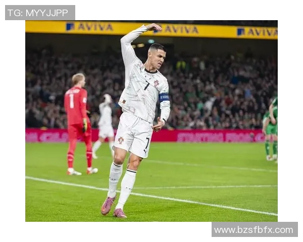 足球明星因争议判罚被裁判禁赛引发球迷热议和媒体关注